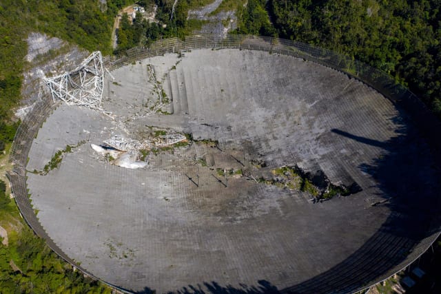 La plataforma de 900 toneladas suspendida sobre el Observatorio de Arecibo en Puerto Rico se derrumbó.  (Imagen proporcionada por media.ambito.com.)